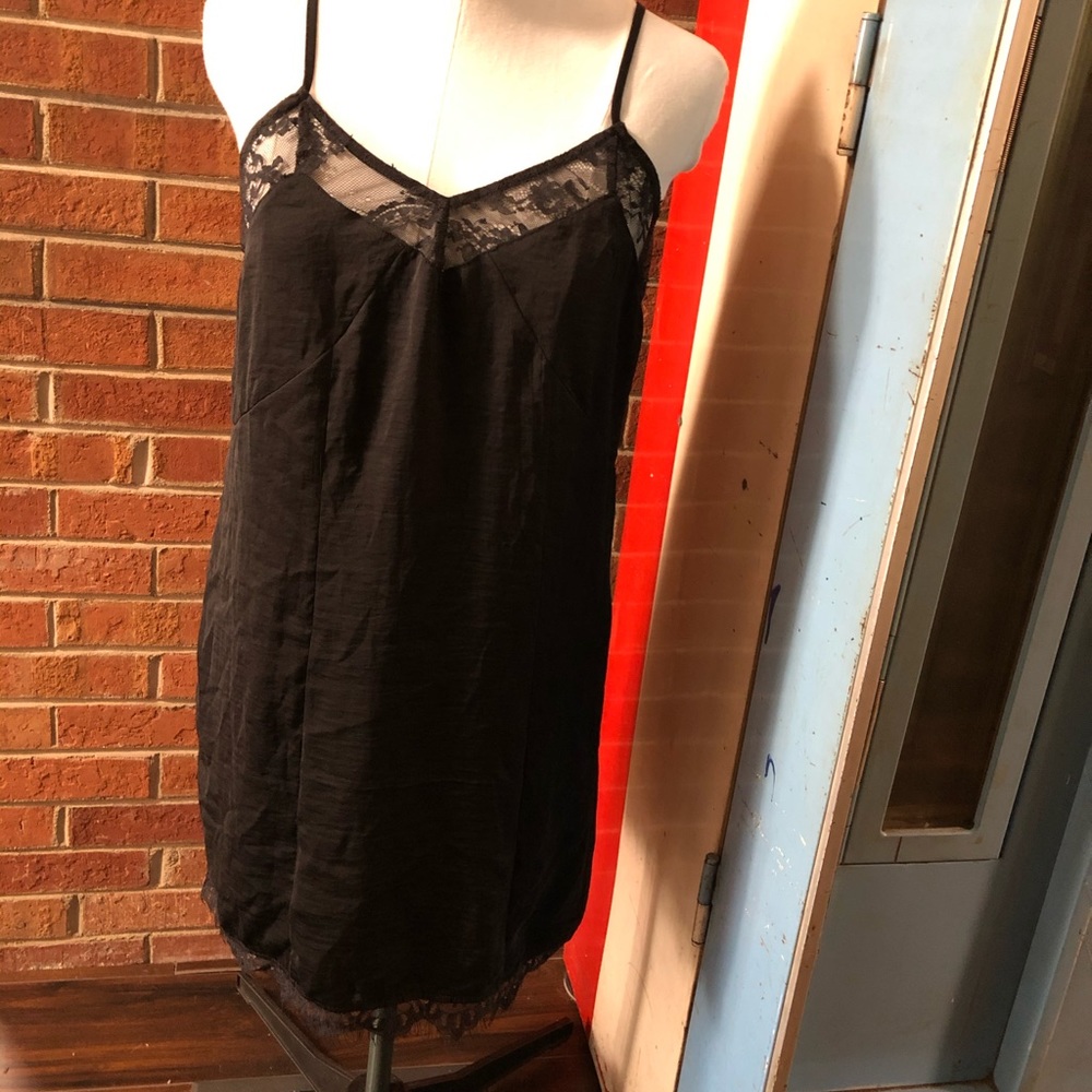 *Final price* Xhilaration lace trimmed slip black size M